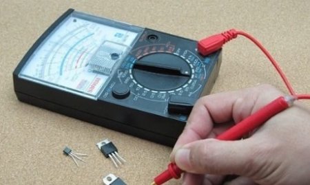 تجهیزات-تعمیرات-برق-electronic-engineer-troubleshooting-mbnco